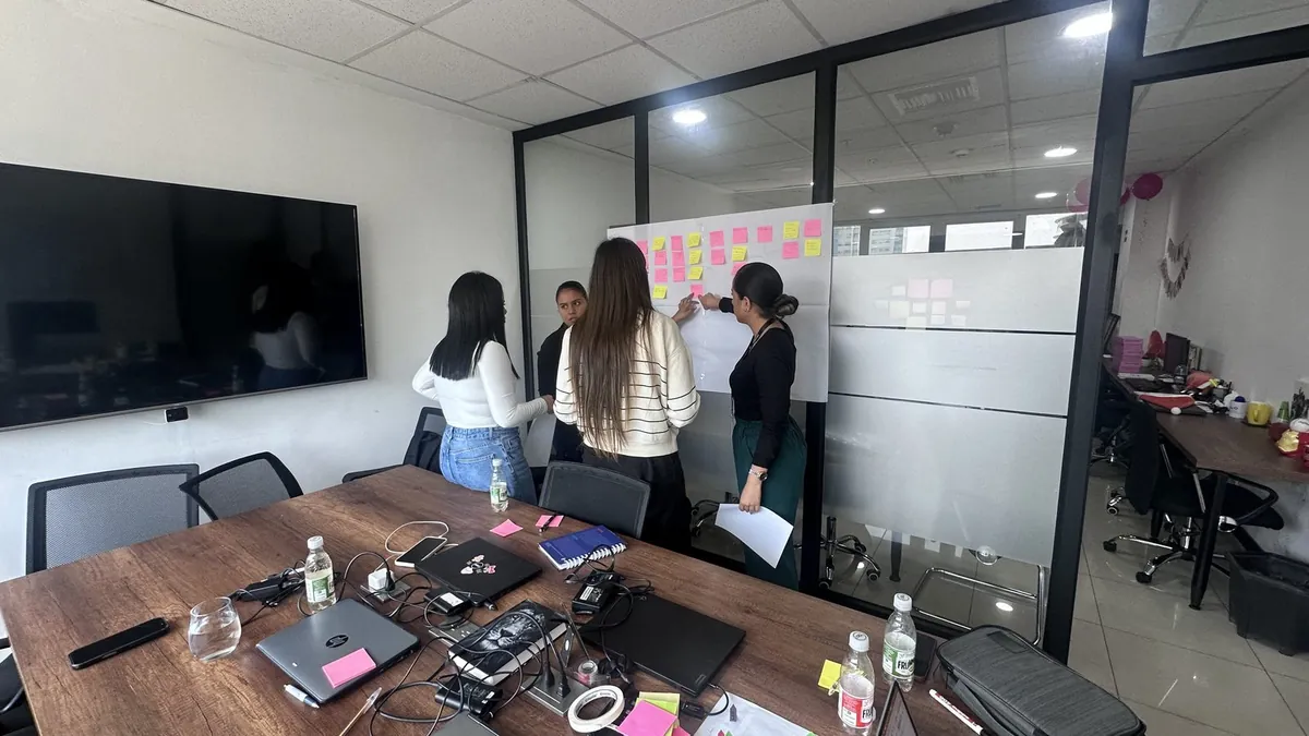Equipo directivo trabajando con metodología ADN-KAIZEN® en sala de juntas