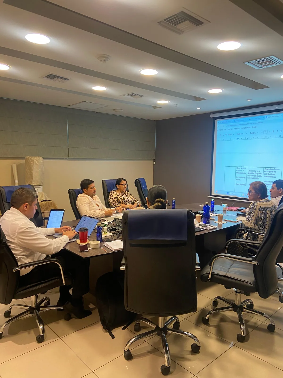 Equipo de Kaizenec en sesión de Oficina de Procesos BPM con cliente