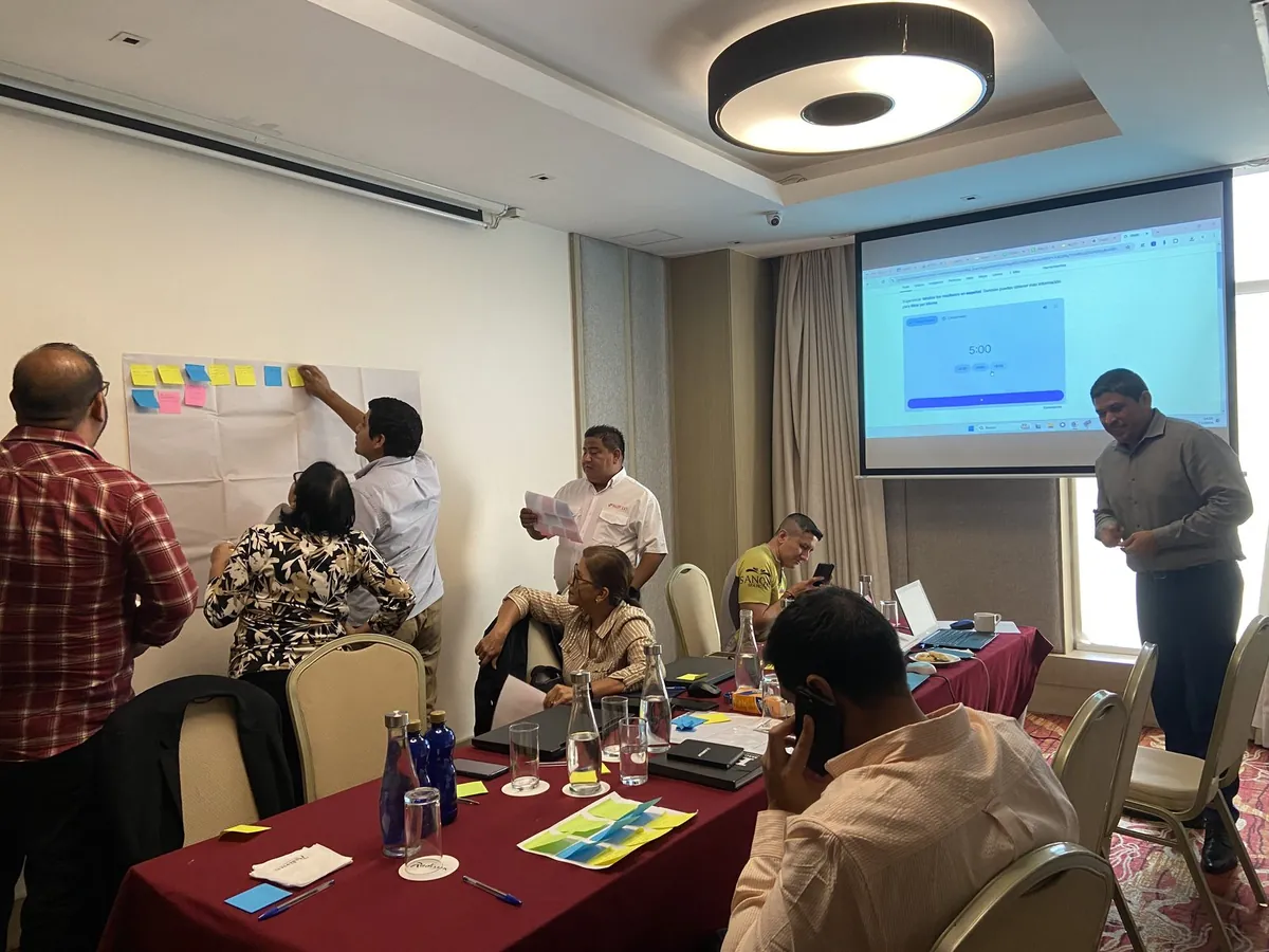 Consultor Kaizenec realizando mapeo Brown Paper de procesos en taller