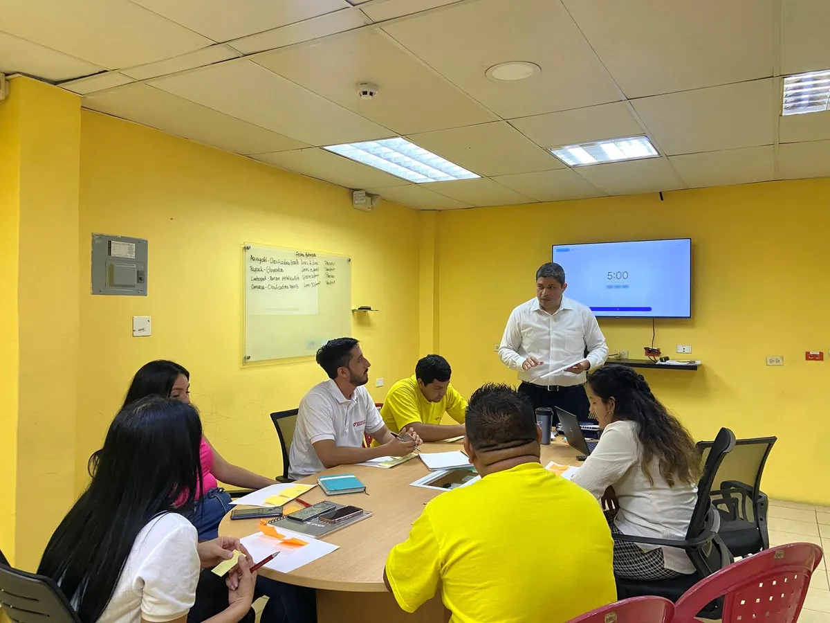 Taller Kaizen Academy de capacitación en campo con equipo de empresa