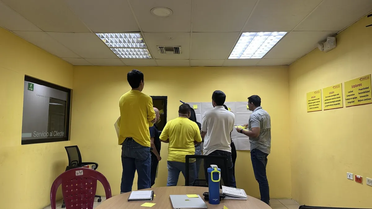 Taller de planeación estratégica Kaizenec con equipo directivo en sala de trabajo