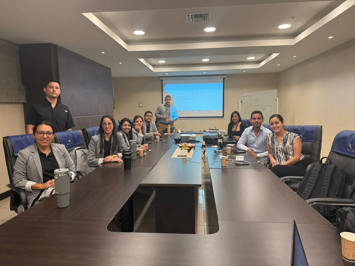 Sesión estratégica en sala ejecutiva con equipo directivo