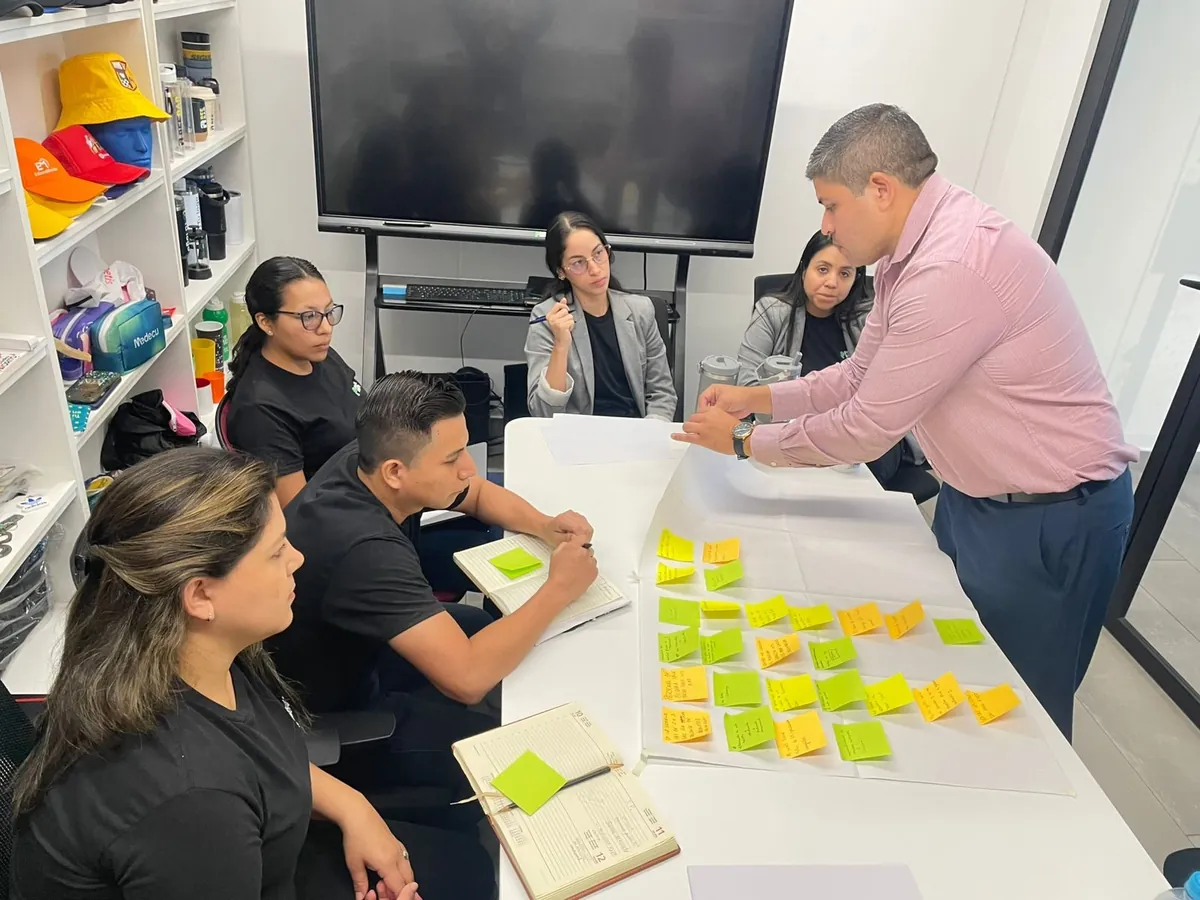 Consultor Kaizenec facilitando levantamiento de procesos con post-its en empresa ecuatoriana