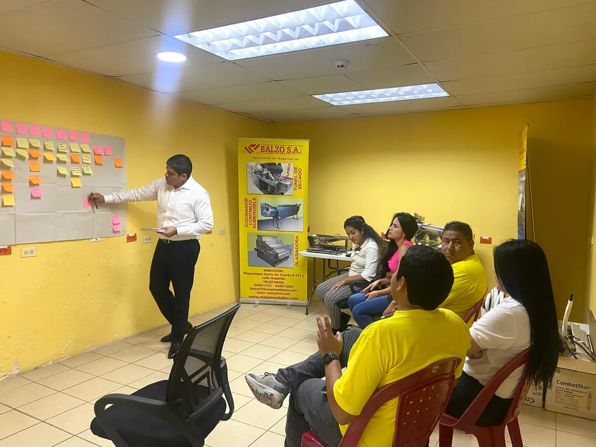 Consultor Kaizenec facilitando diseño TO-BE con post-its en empresa de servicios