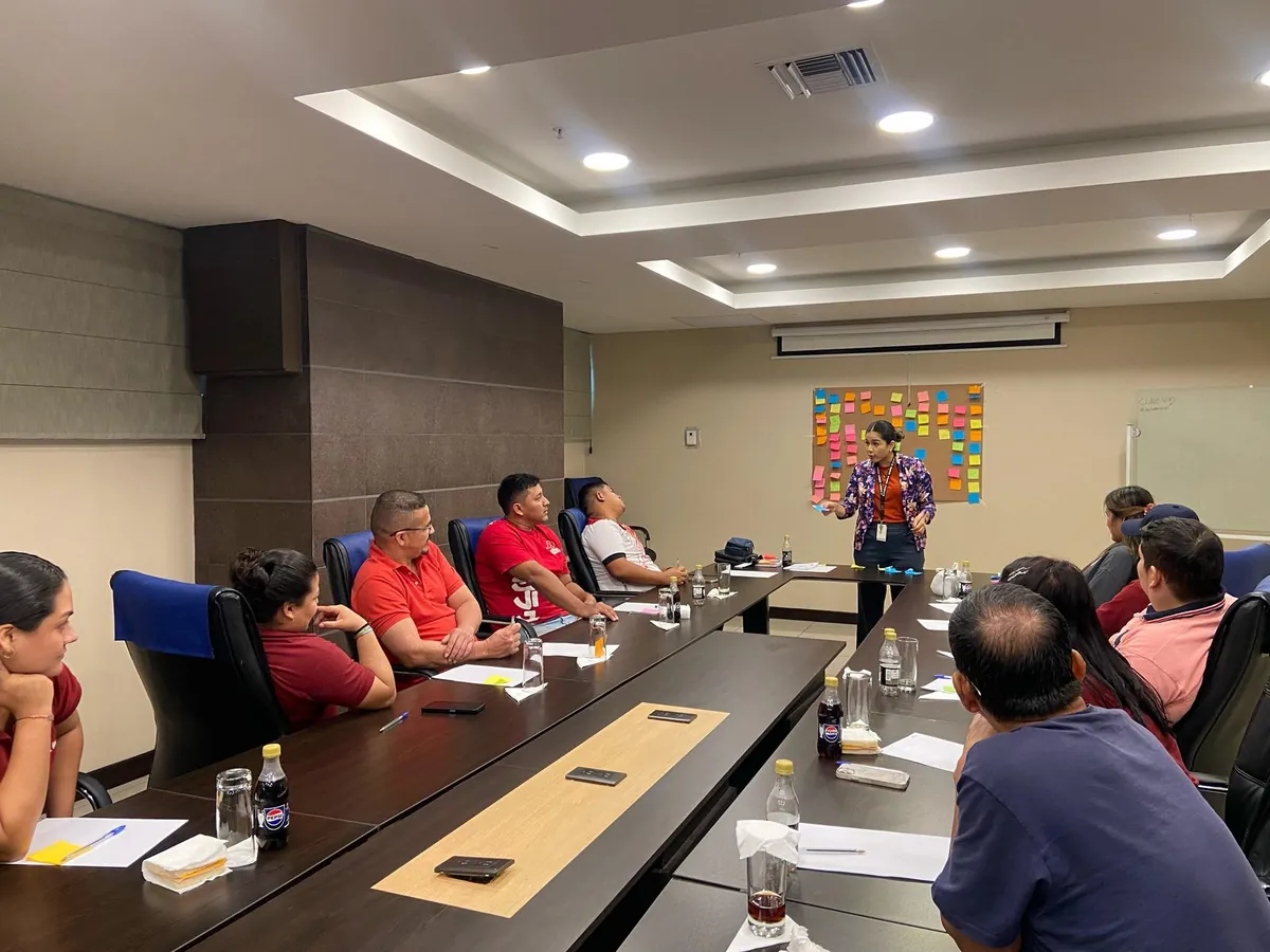 Taller de planeación estratégica con equipo directivo en sala ejecutiva